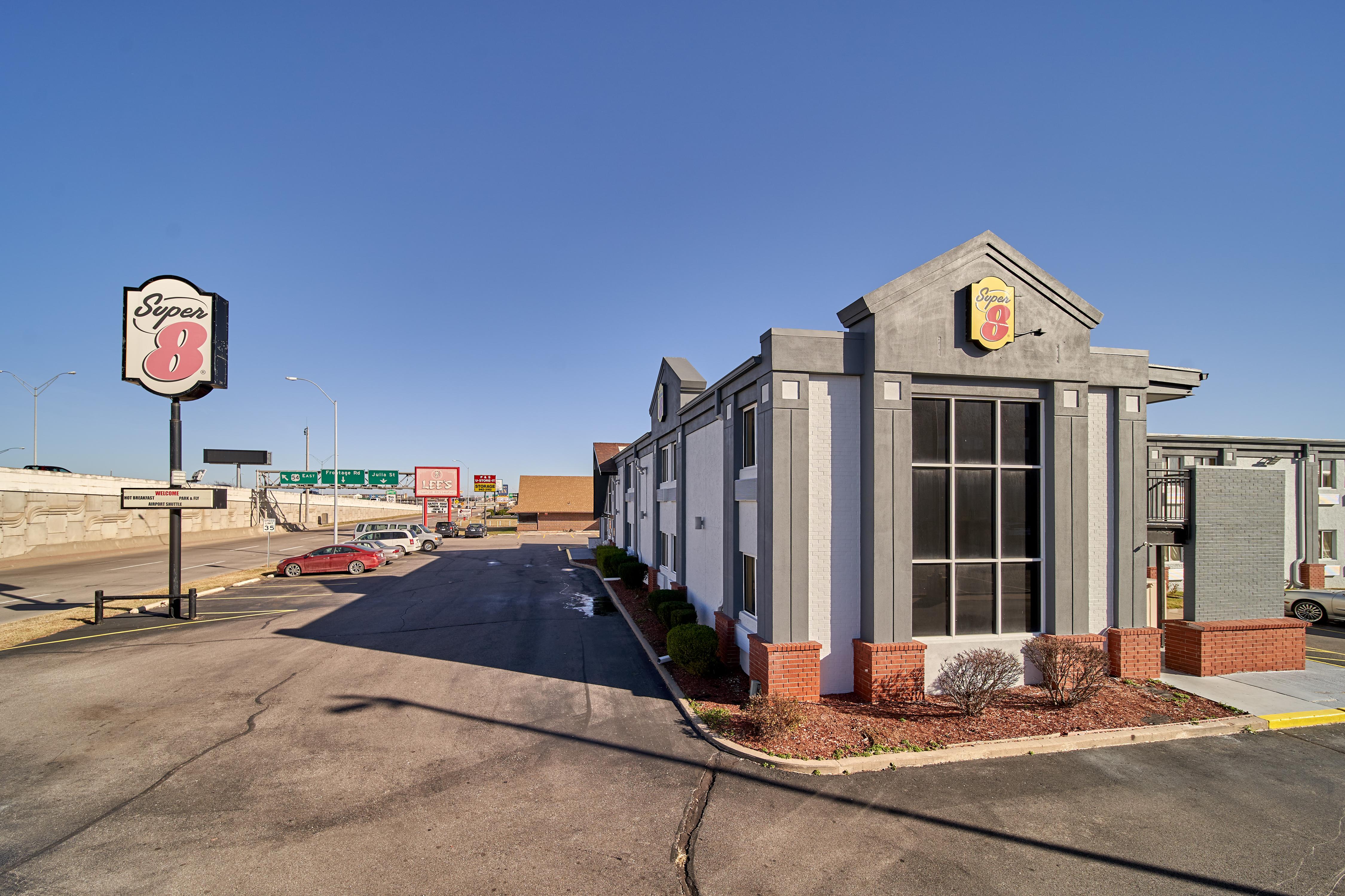 Motel Super 8 By Wyndham Wichita Airport West Kellogg Extérieur photo
